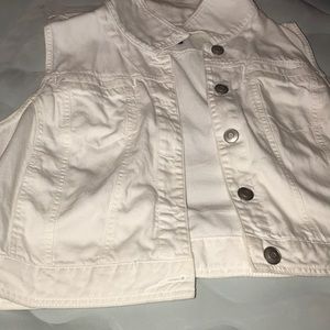 I’m selling a jean vest👍🏽